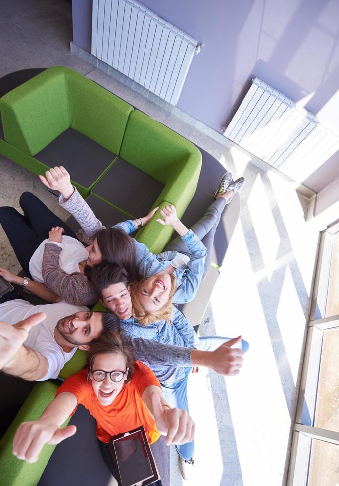 grupo de alunos trabalhando juntos no projeto da escola foto