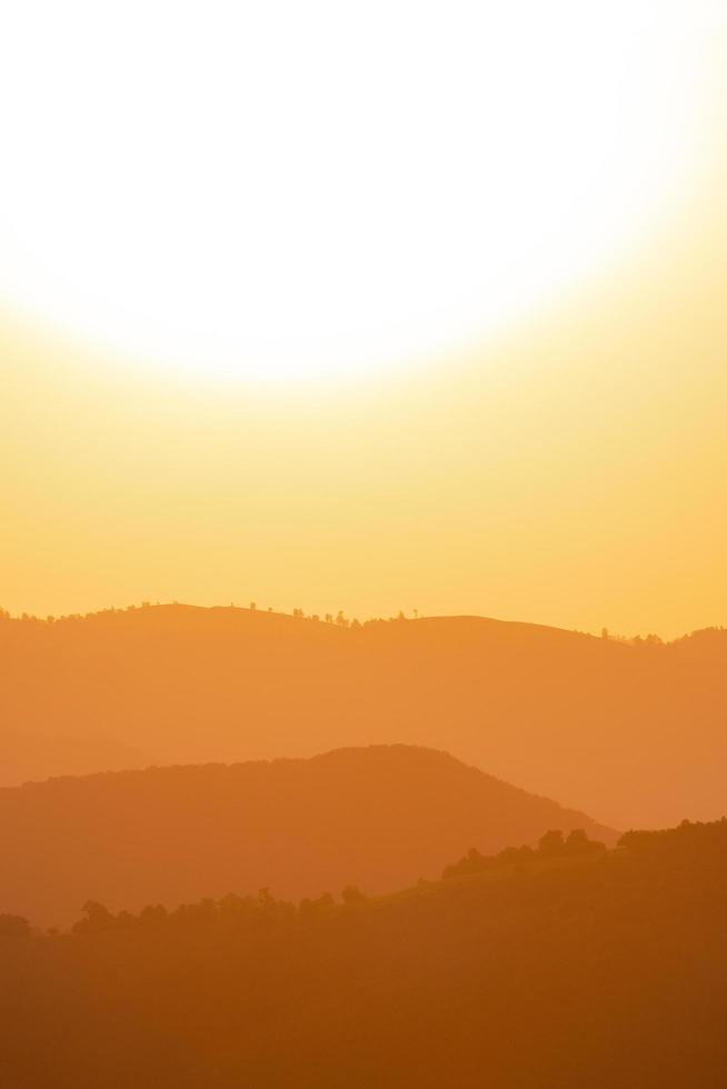 pôr do sol dourado no verão foto