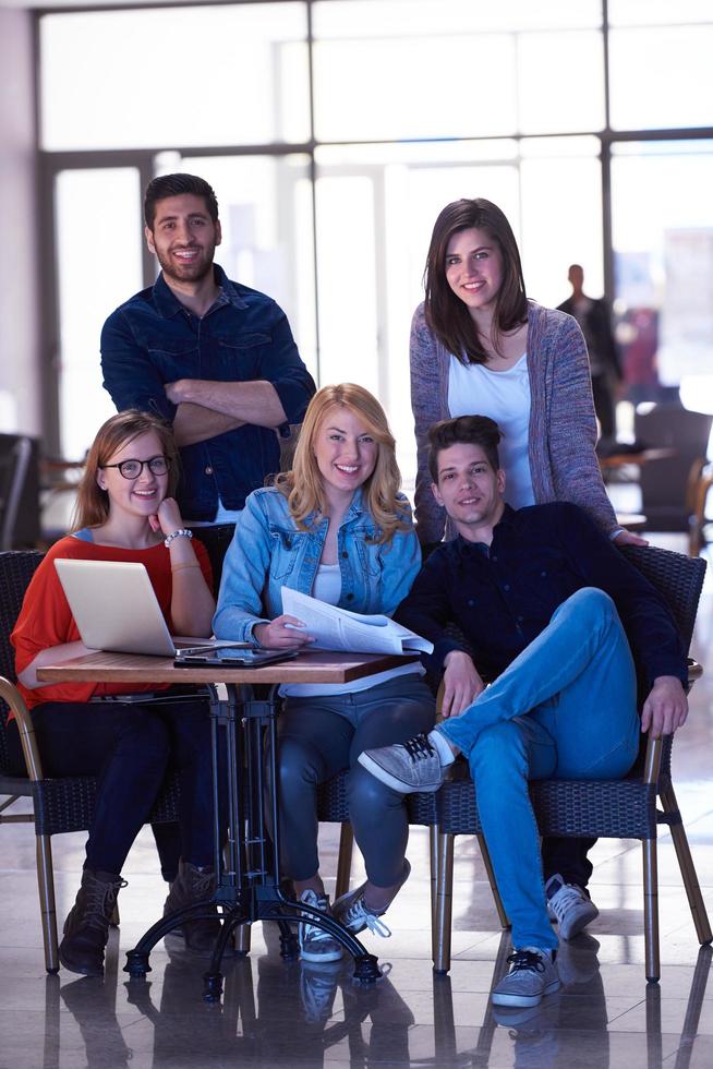 grupo de alunos em pé juntos como equipe foto