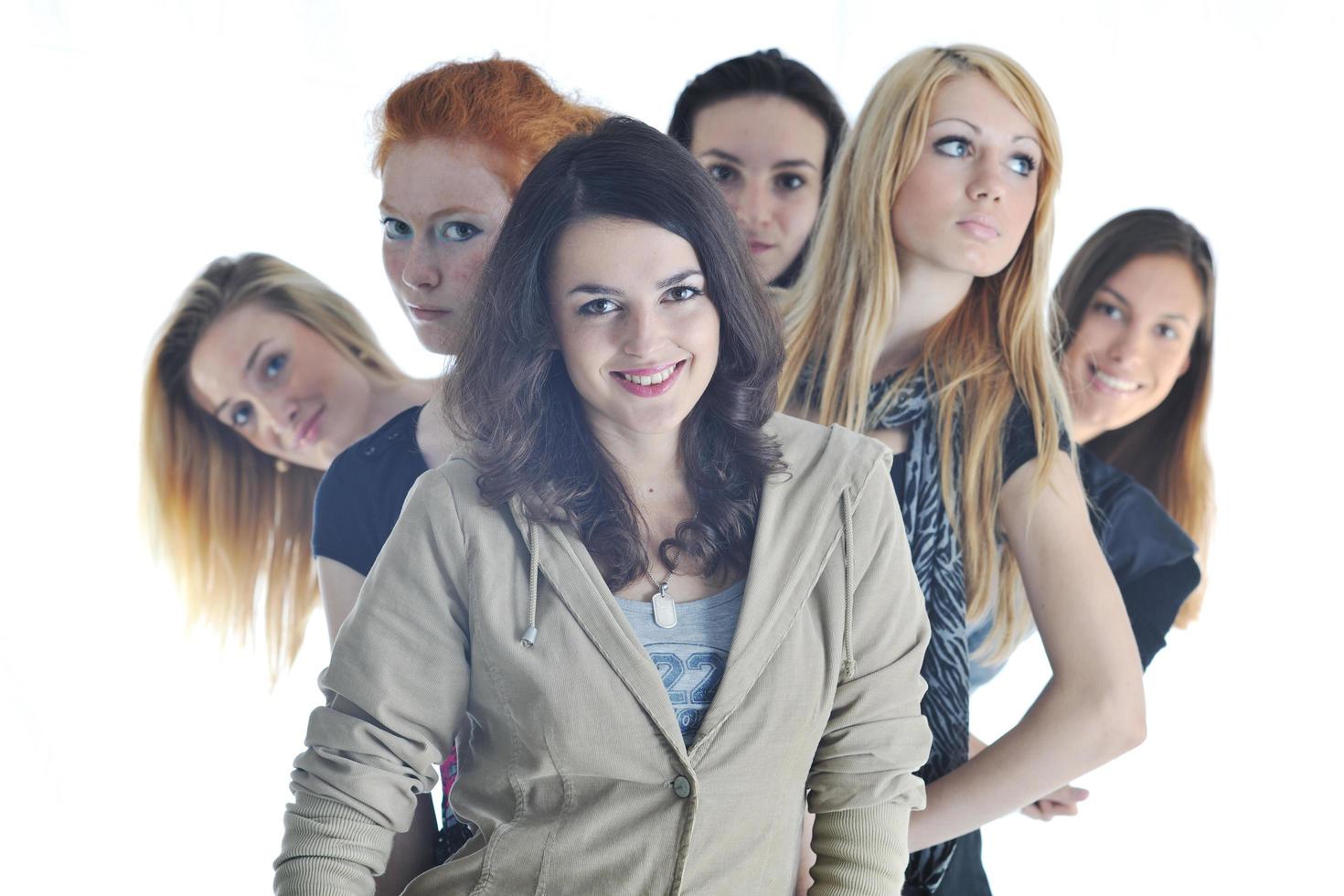 grupo de meninas felizes isolado no branco foto