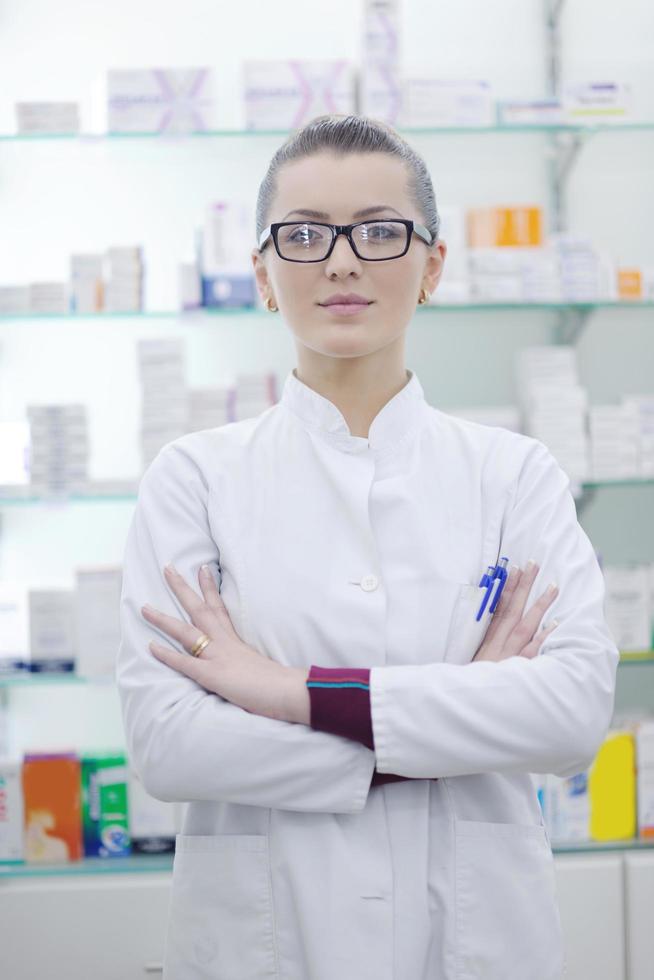 mulher de farmacêutico químico em pé na farmácia farmácia foto