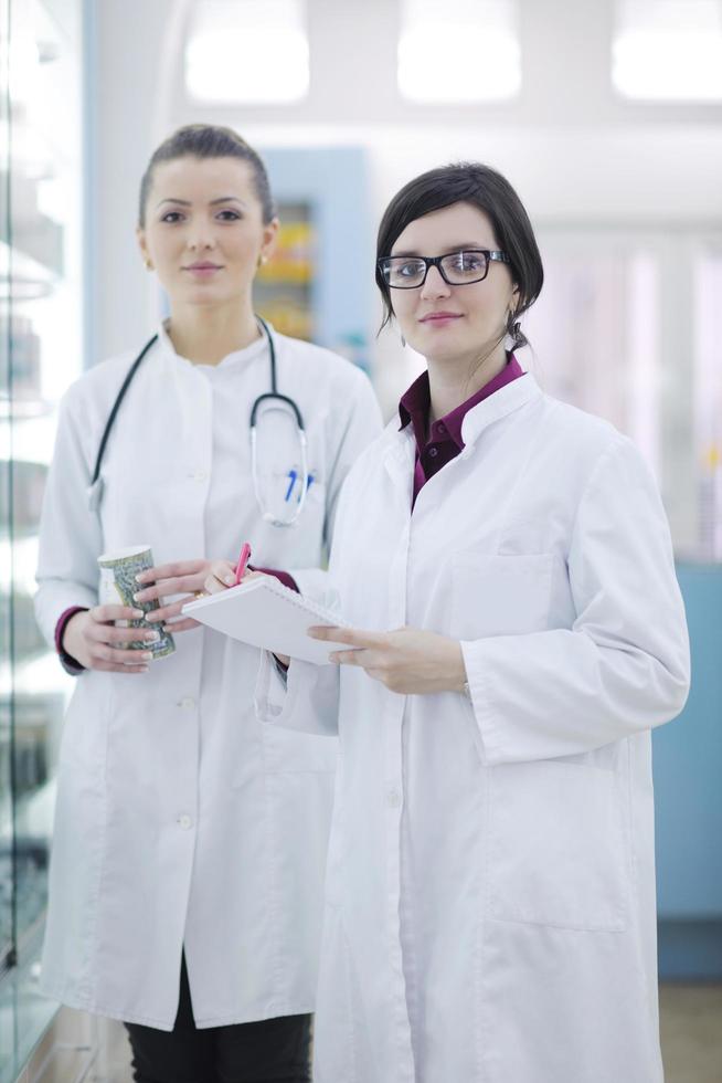 equipe de farmacêutico químico mulher na farmácia farmácia foto