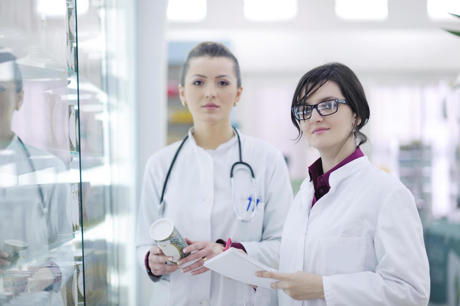 equipe de farmacêutico químico mulher na farmácia farmácia foto