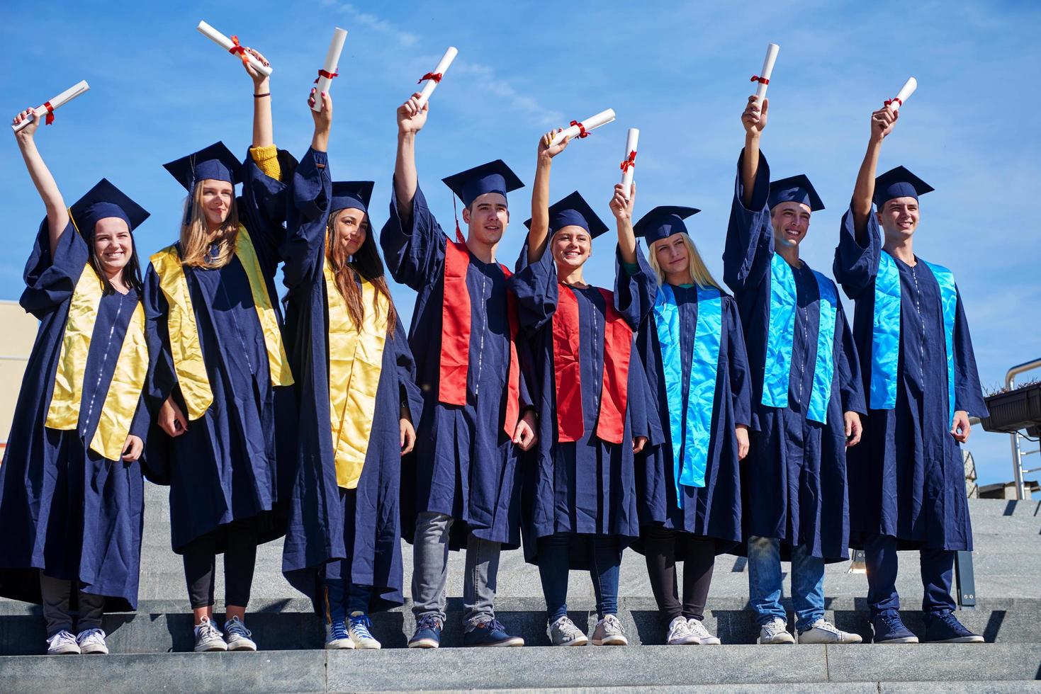 grupo de estudantes jovens graduados foto