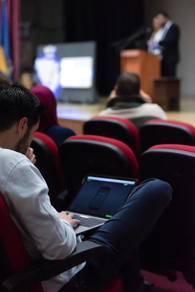 mãos de pessoas de negócios usando computador portátil foto