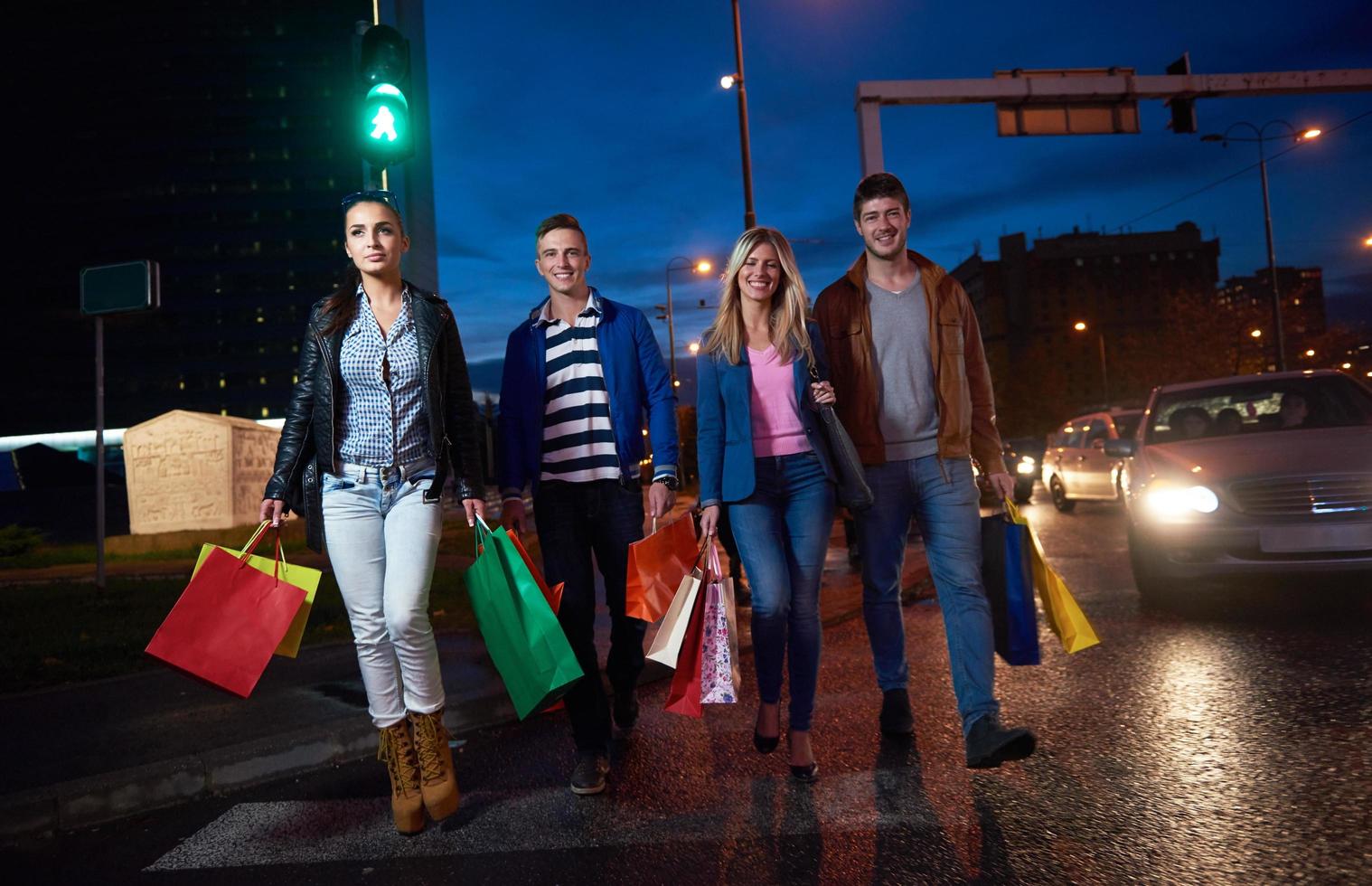 grupo de amigos desfrutando de compras foto