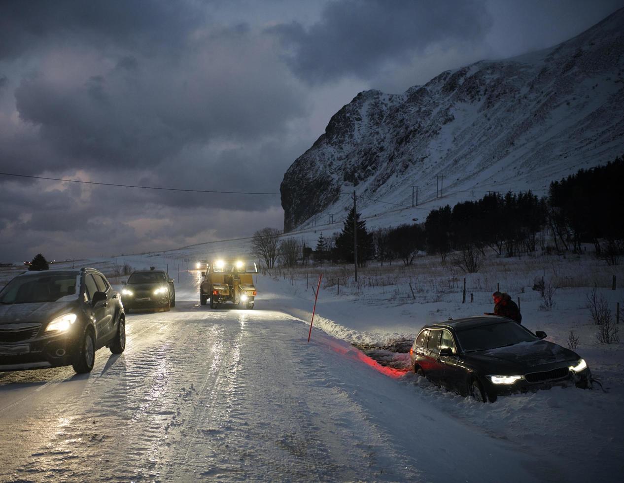 carro sendo rebocado após acidente em tempestade de neve foto