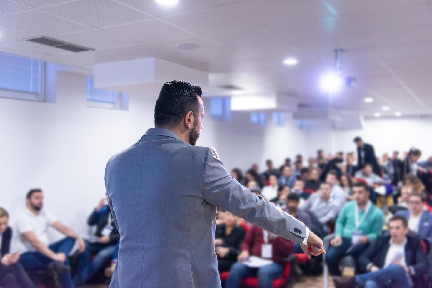 empresário dando apresentações na sala de conferências foto