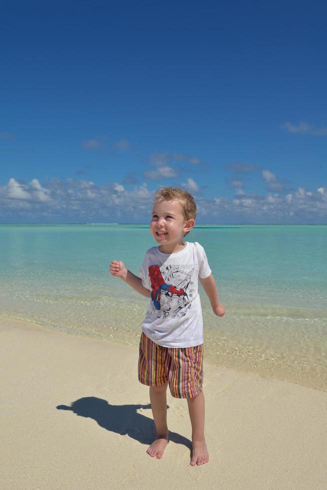 criança feliz na praia foto