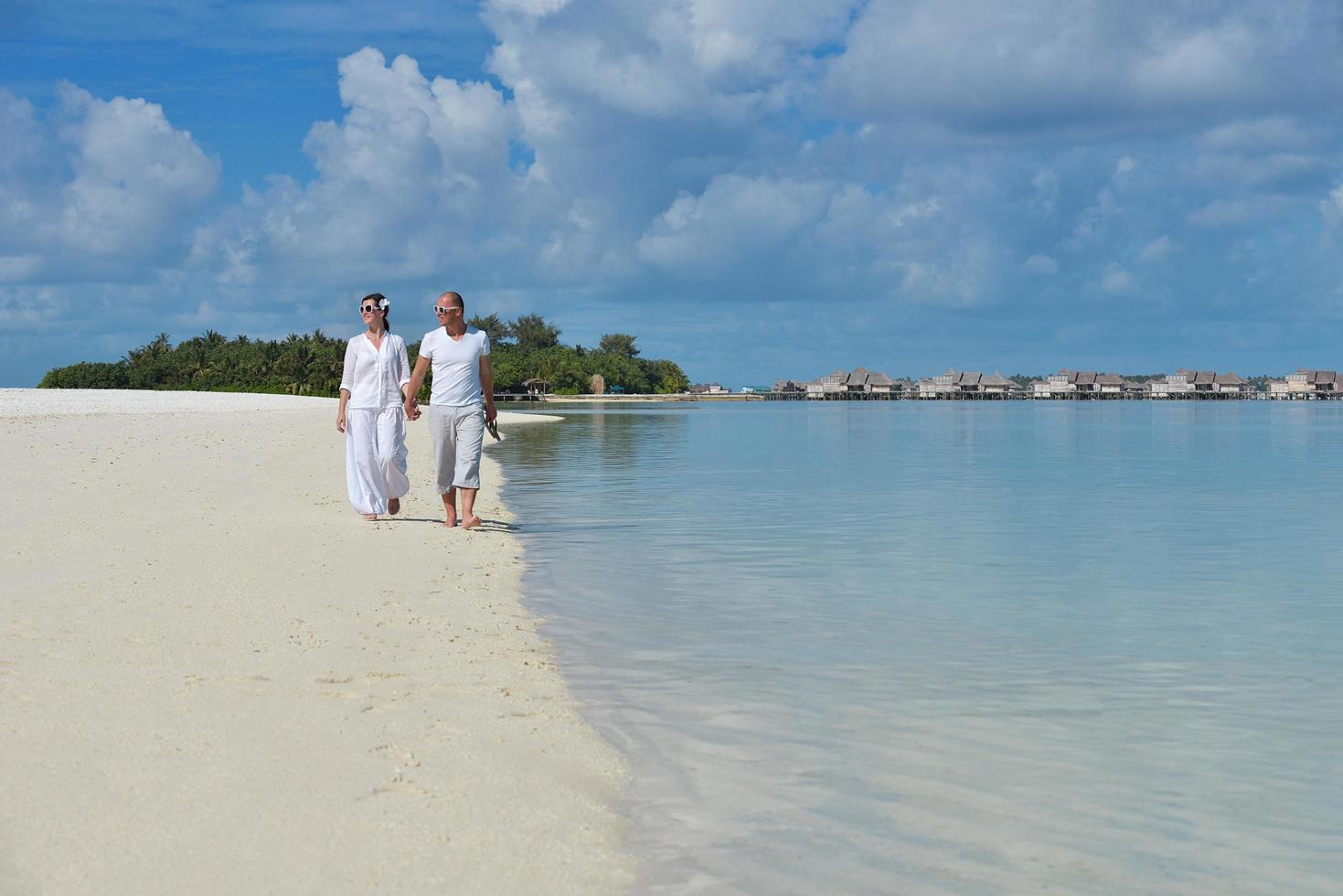 feliz casal jovem se diverte no verão foto