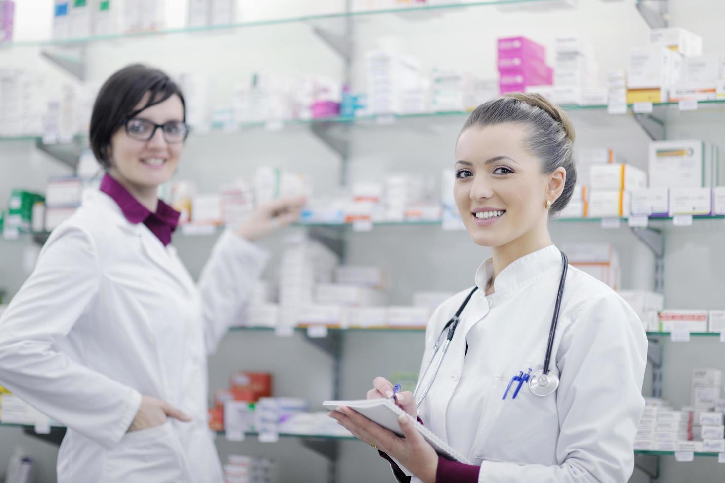 equipe de farmacêutico químico mulher na farmácia farmácia foto