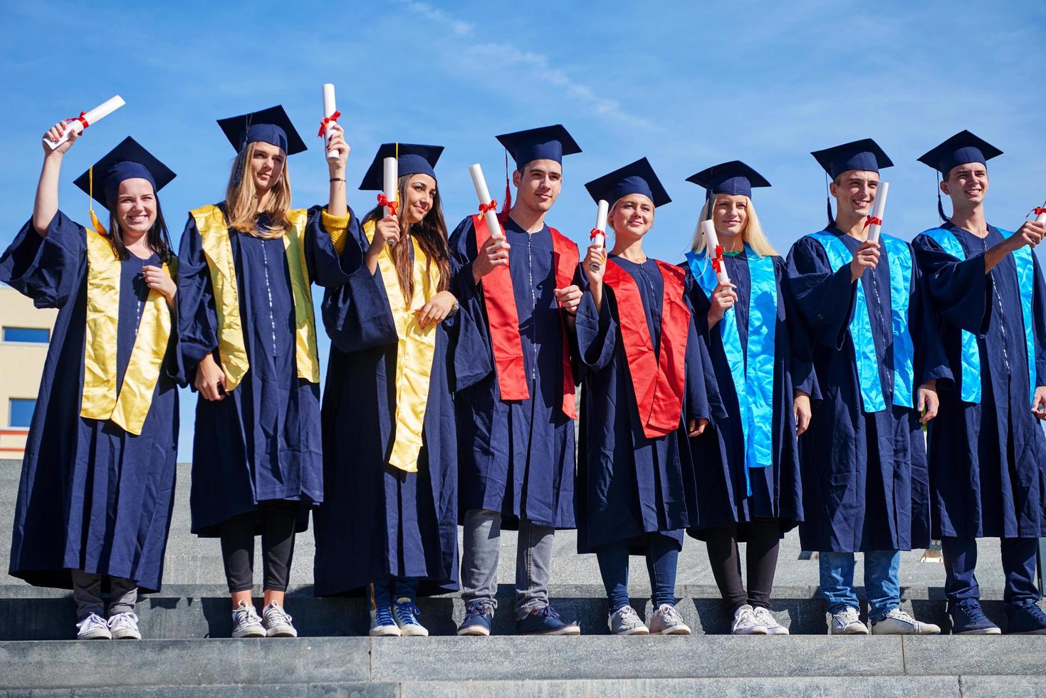 grupo de estudantes jovens graduados foto