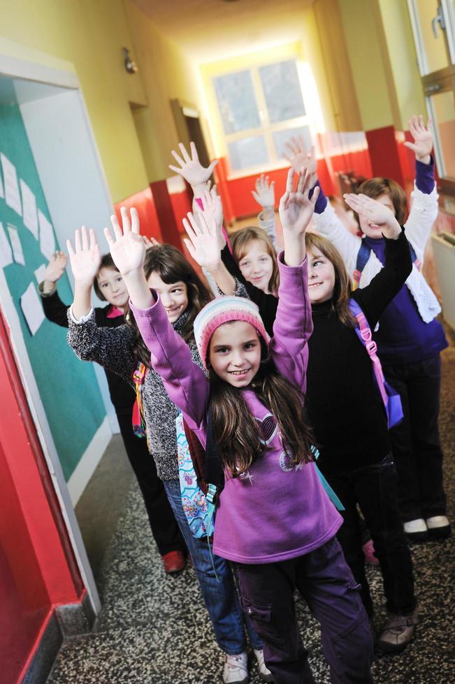 grupo de crianças felizes na escola foto