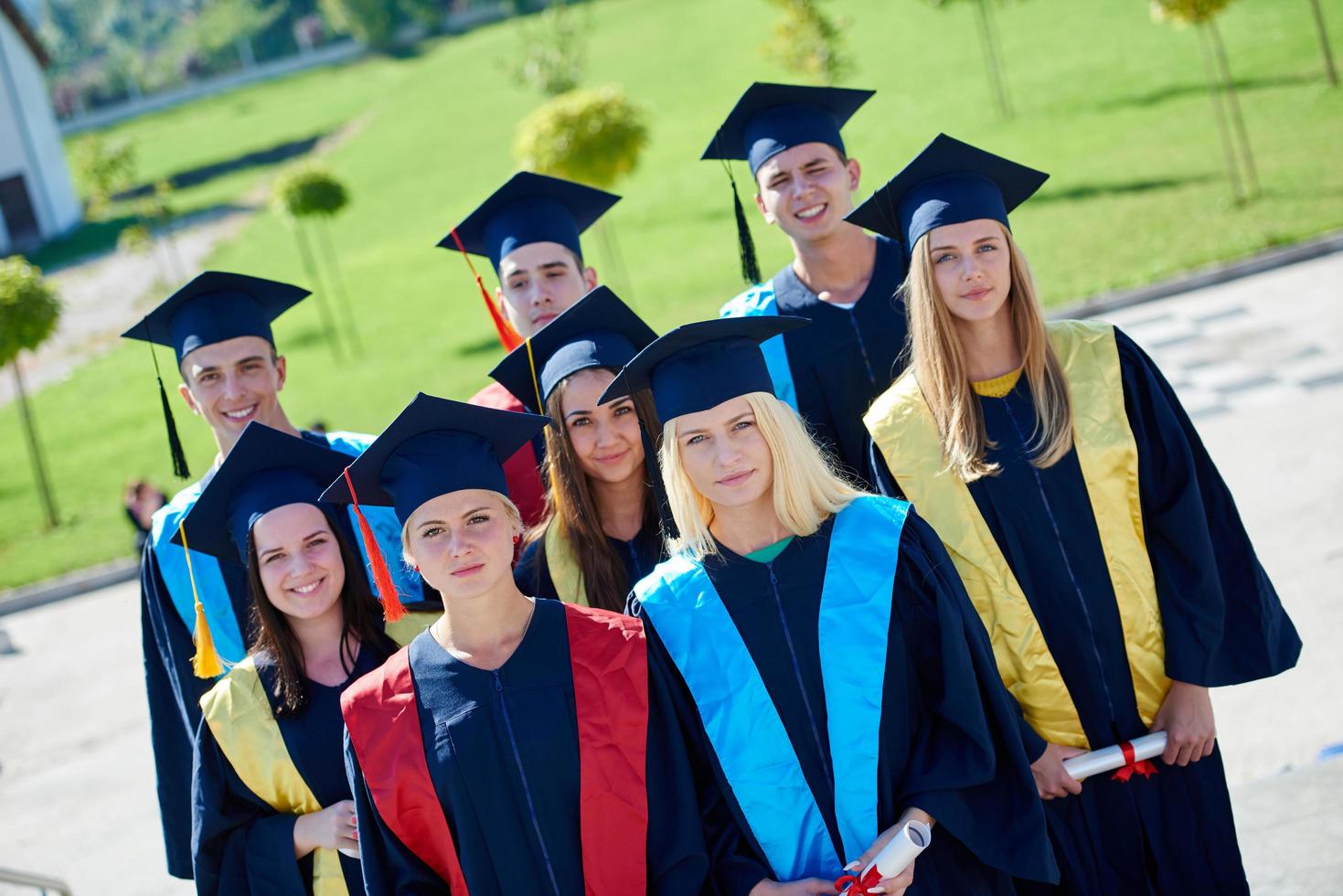 grupo de estudantes jovens graduados foto