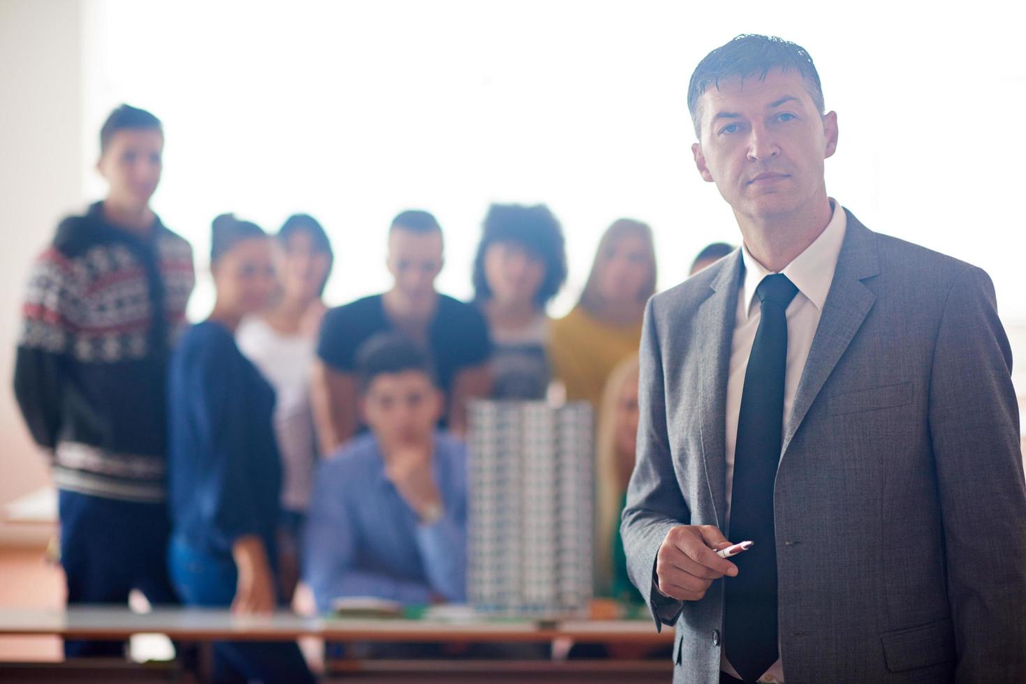 grupo de alunos com professor na aula foto