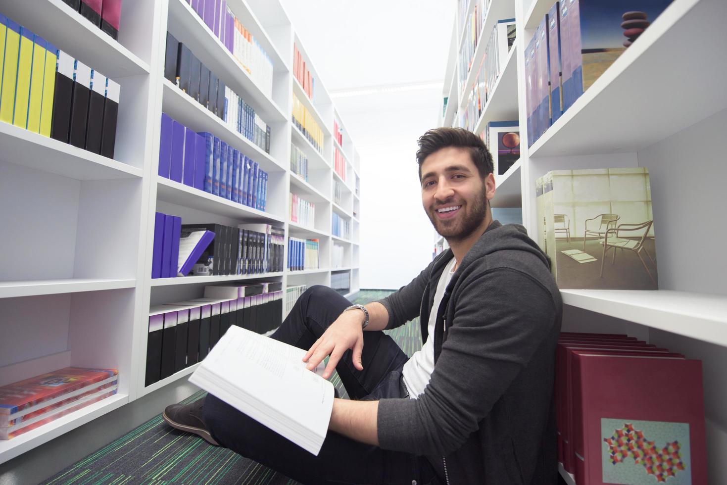 estudante estuda na biblioteca da escola foto