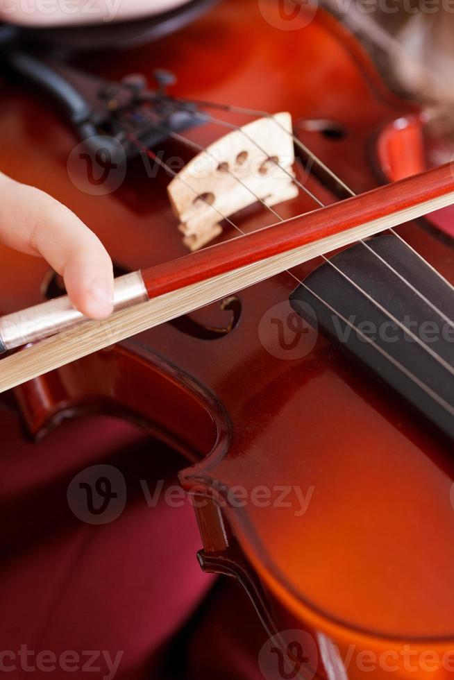 menina tocando violino - cordas e arco foto