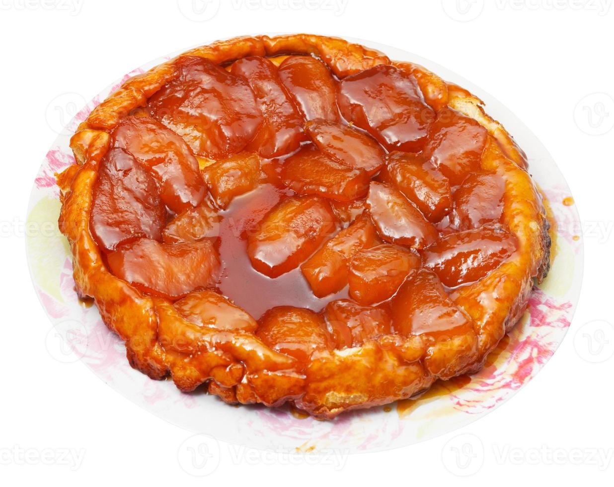 torta de maçã tatin no prato isolado foto