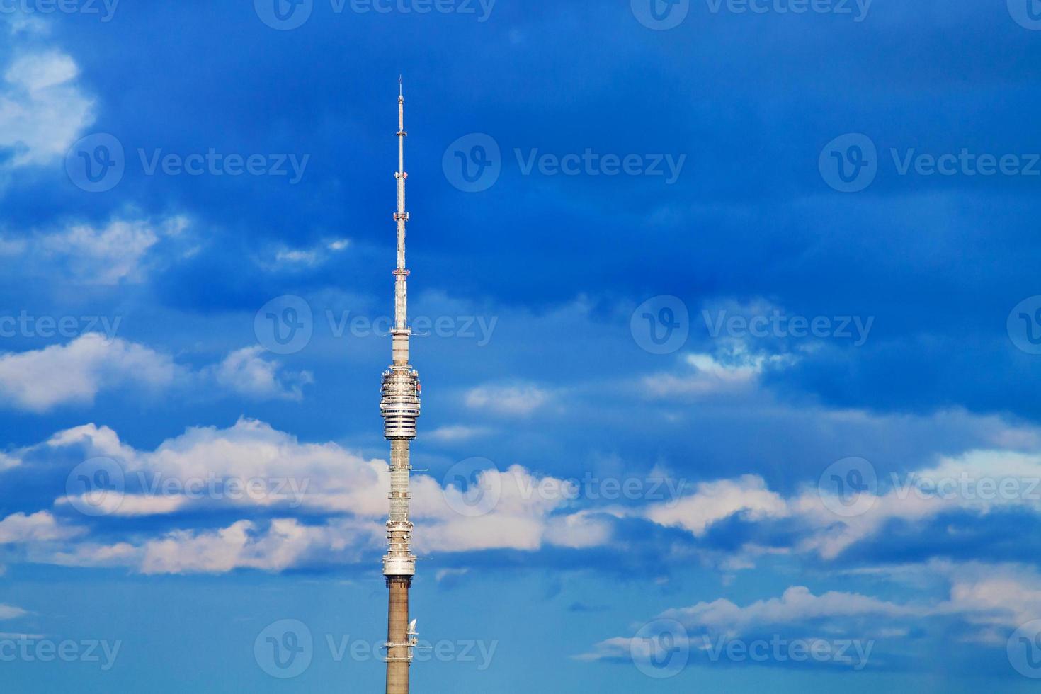 torre de televisão com céu nublado azul profundo foto