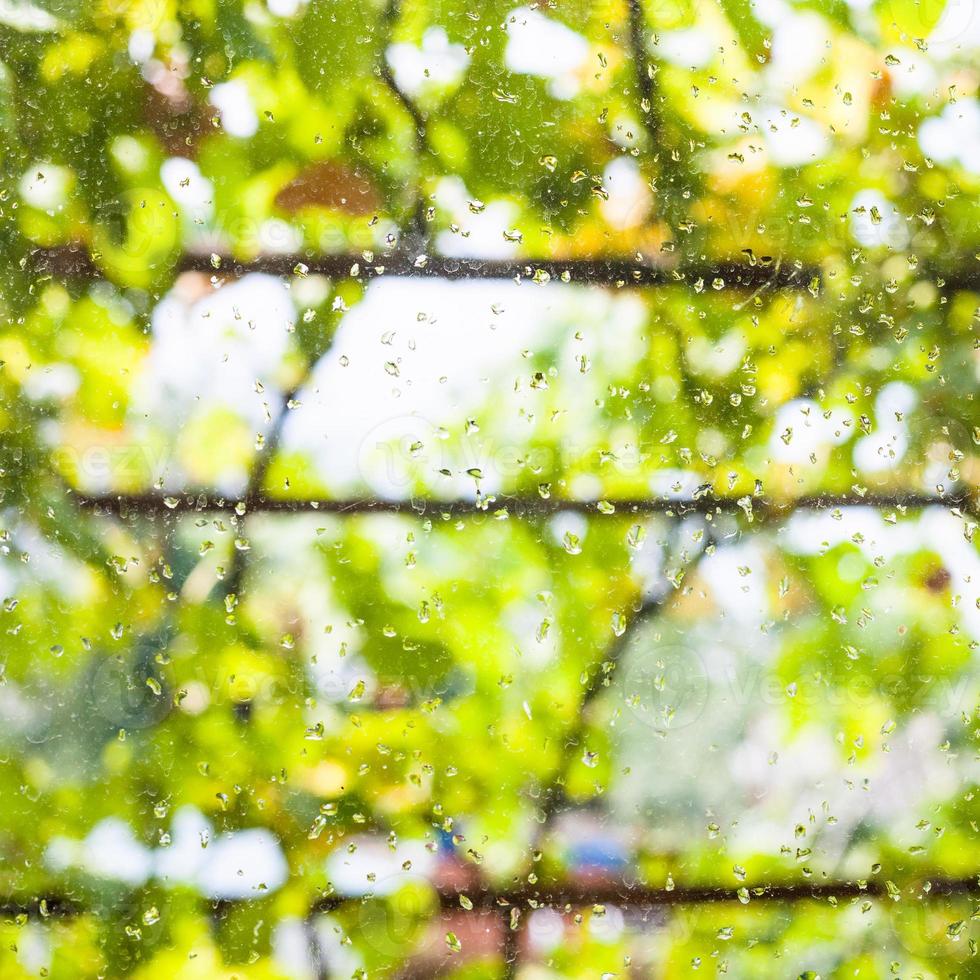 gotas de chuva no vidro da janela da casa de campo foto