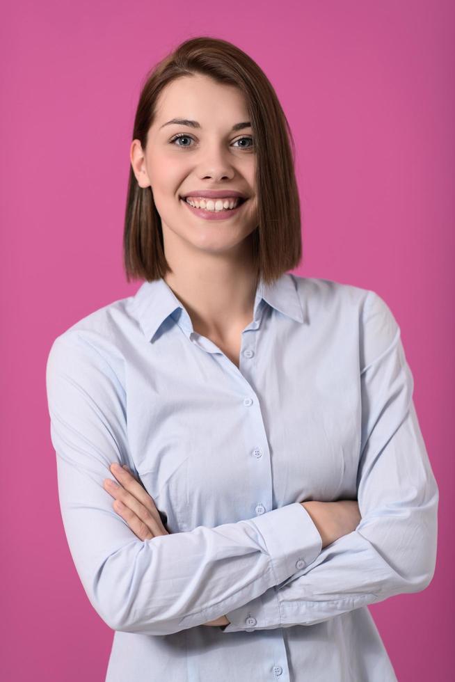 foto do portati da bela empresária loira em pé com os braços cruzados no fundo branco isolado.