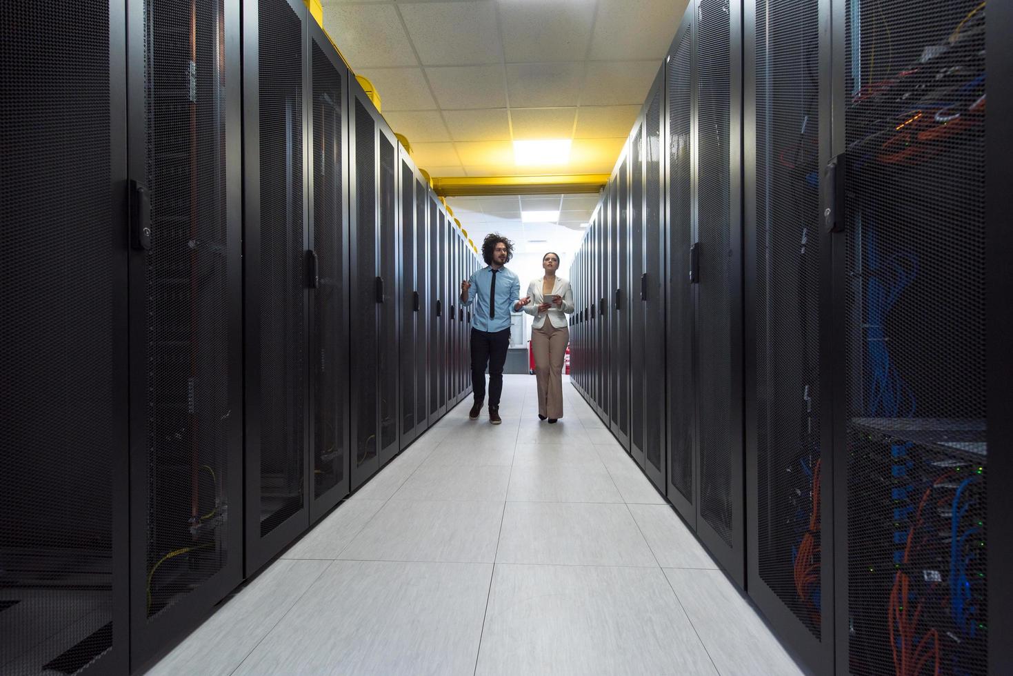 engenheiro mostrando a sala de trabalho do servidor do data center para o chefe feminino foto