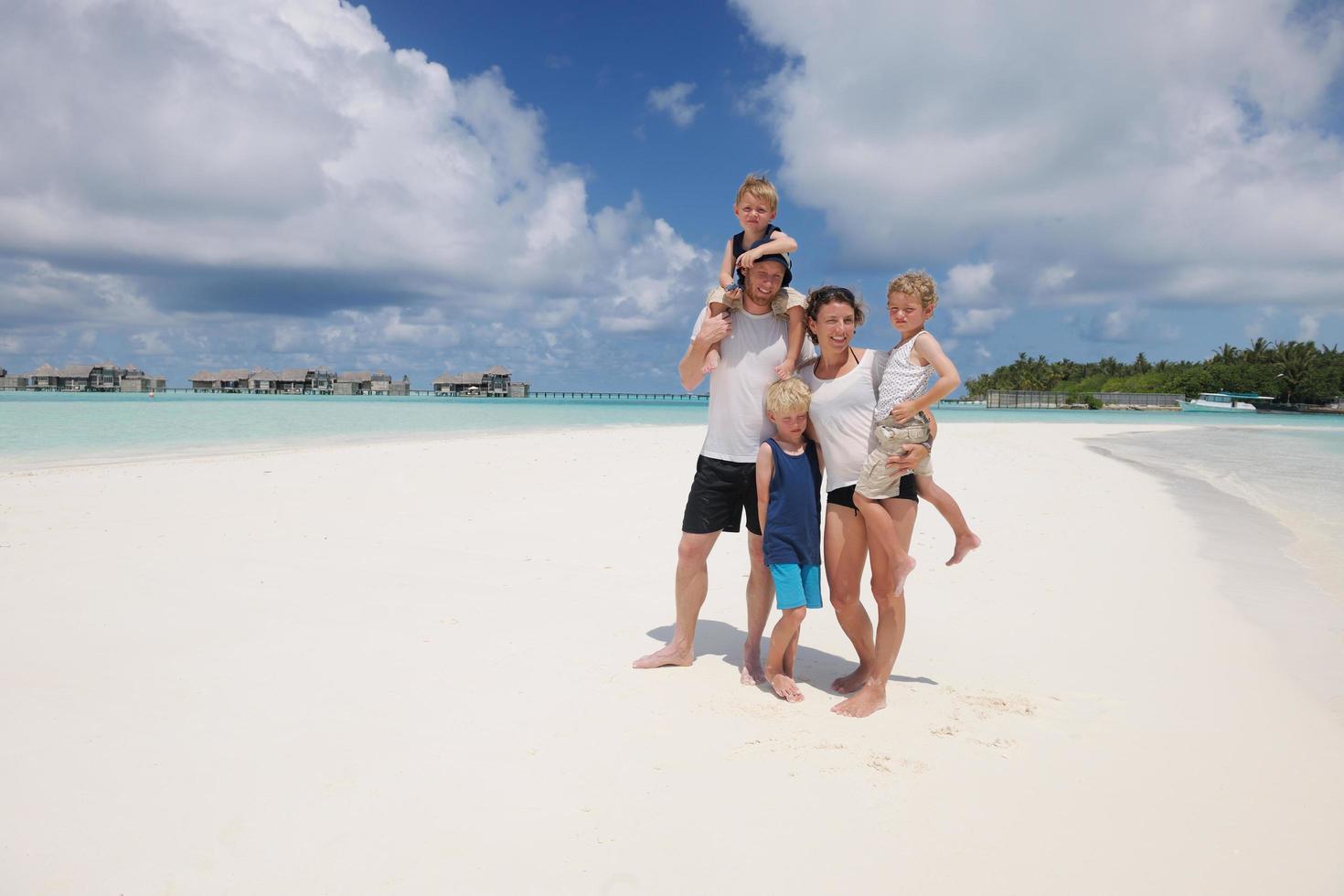 família feliz de férias foto