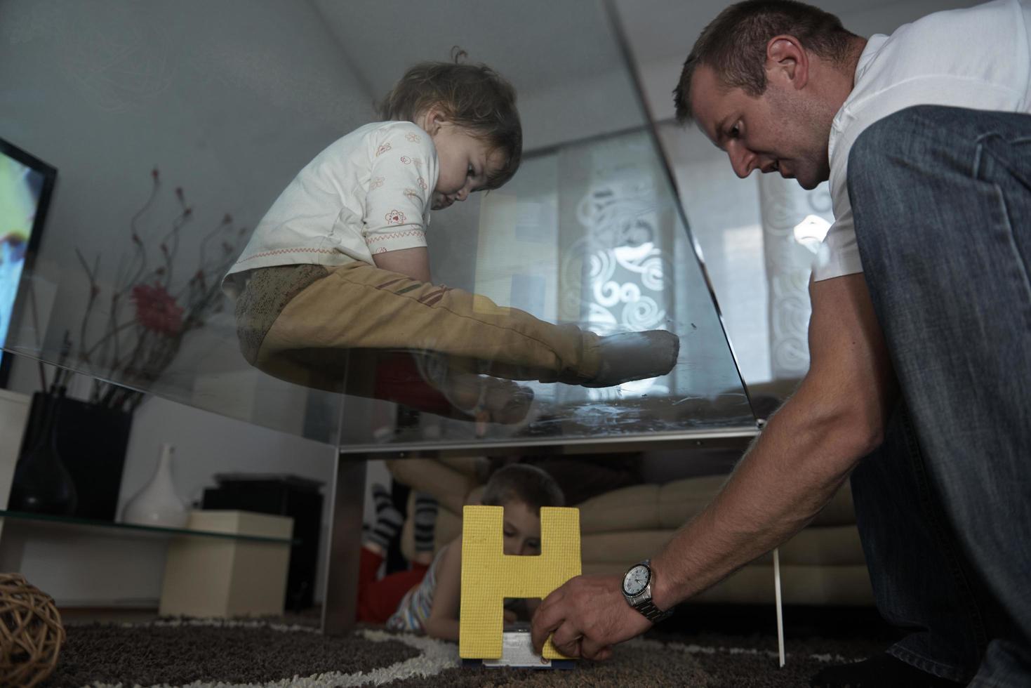 criança brincando com a irmã em casa foto