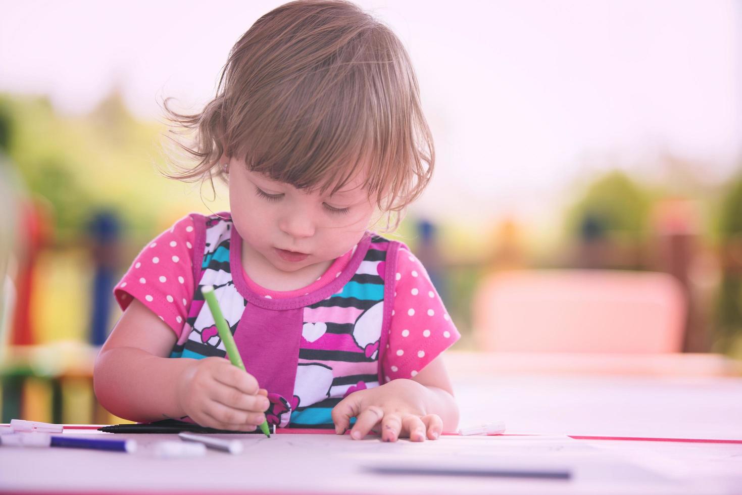 menina desenhando fotos coloridas