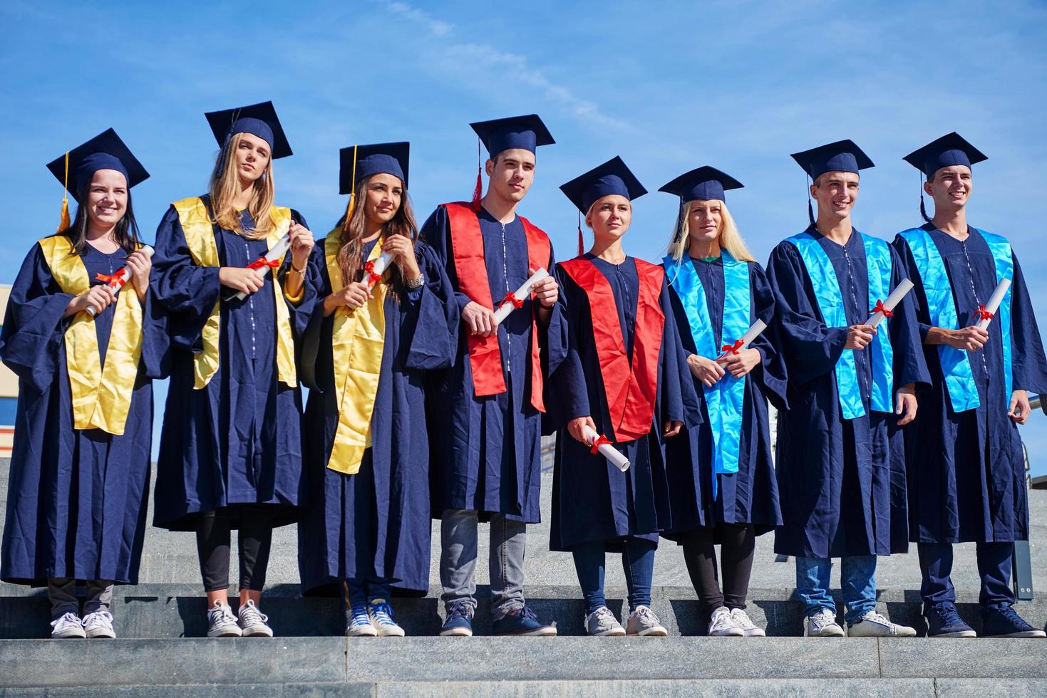 grupo de estudantes jovens graduados foto