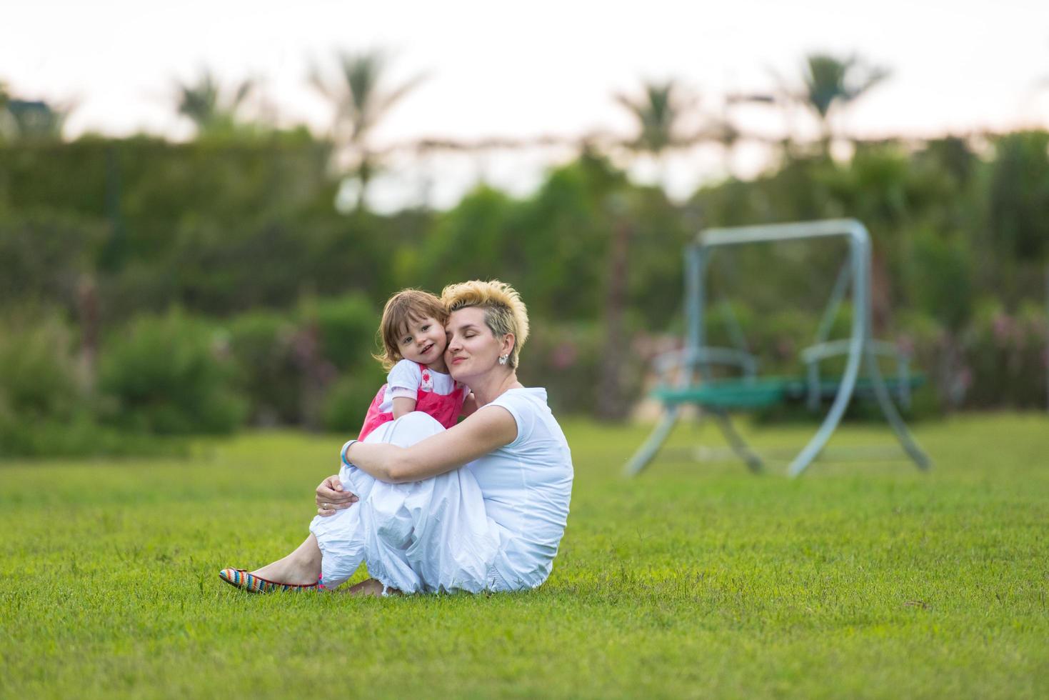 mãe e filha brincando no quintal foto