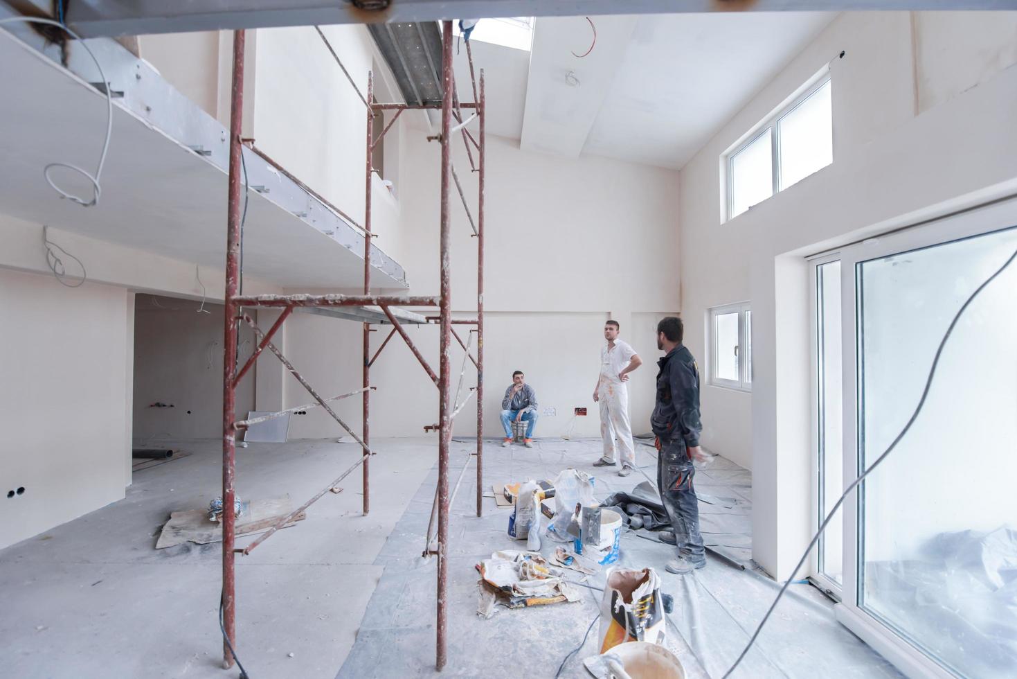 retrato de trabalhadores e construtores com uniforme sujo no apartamento foto