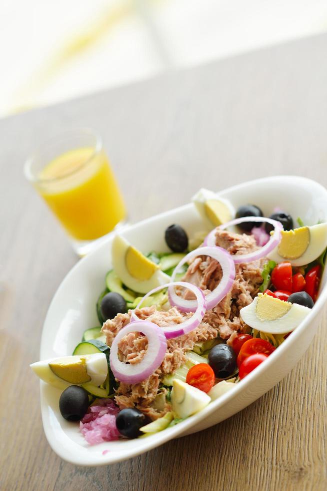 salada de atum com legumes foto