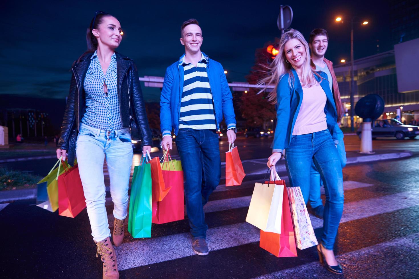 grupo de amigos desfrutando de compras foto