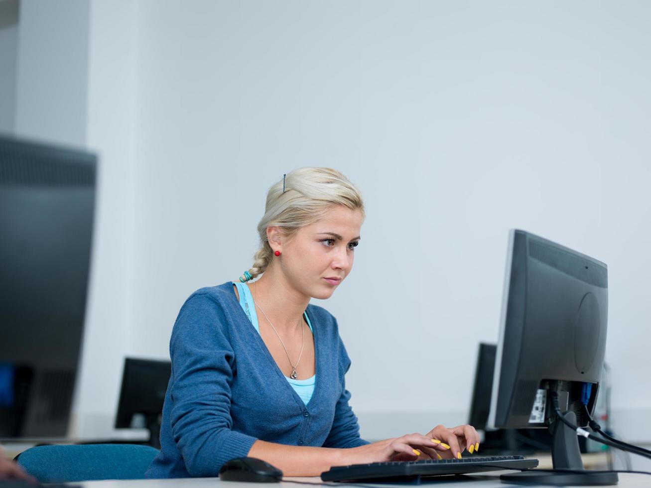 mulher estudante em sala de aula de laboratório de informática foto