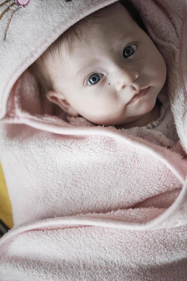 bebê recém-nascido feliz sorrindo foto