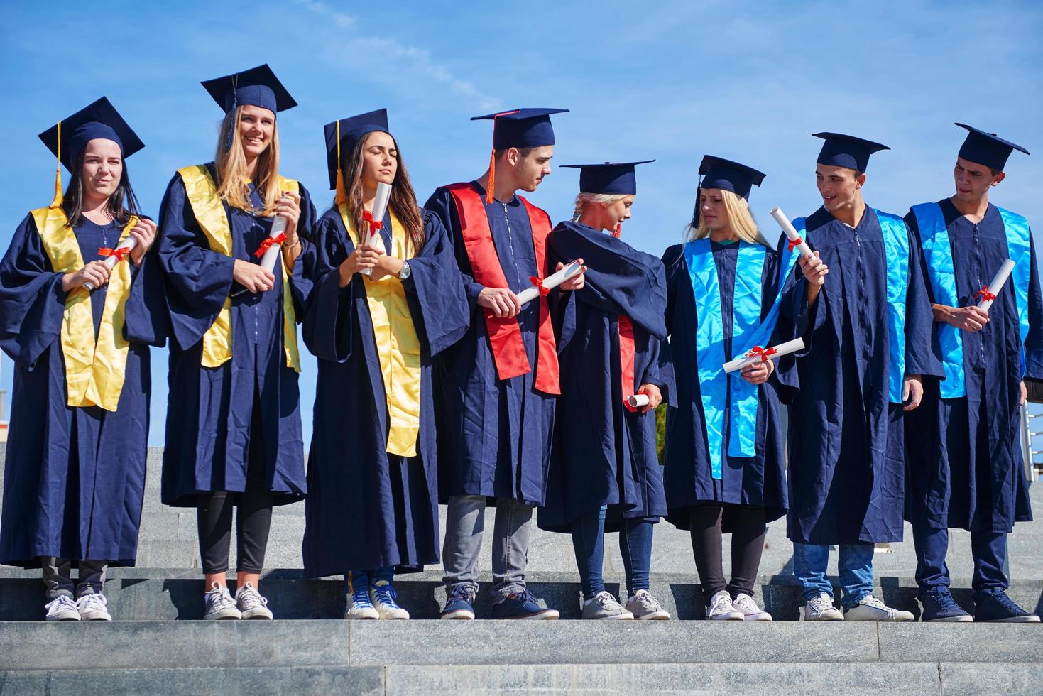 grupo de estudantes jovens graduados foto