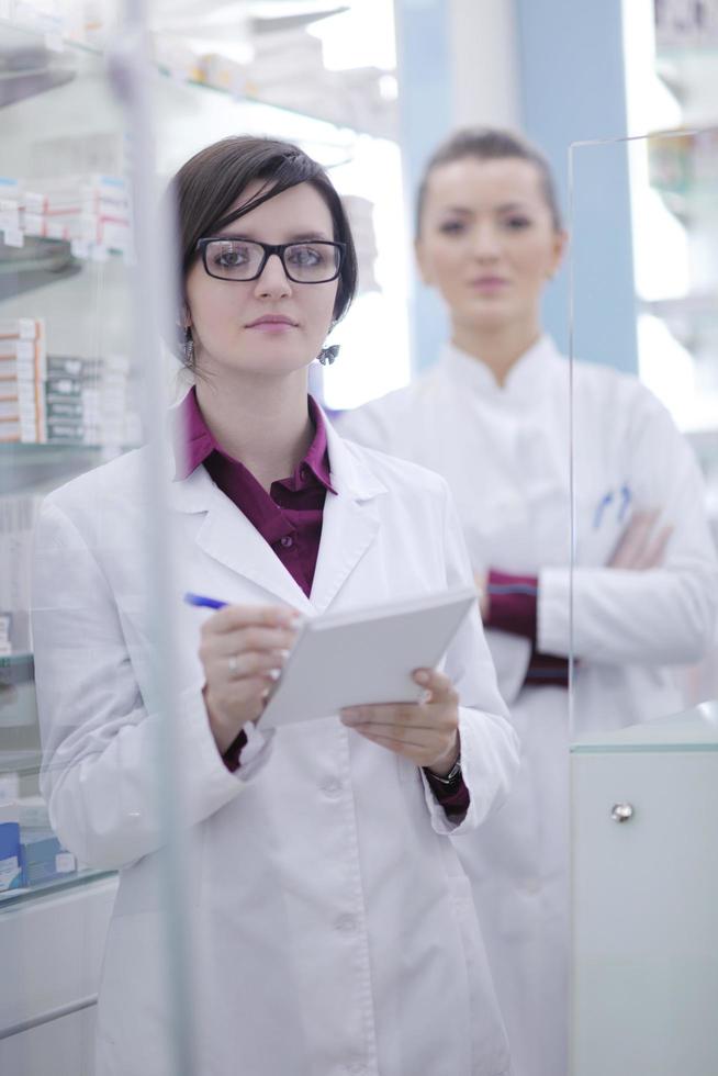 equipe de farmacêutico químico mulher na farmácia farmácia foto