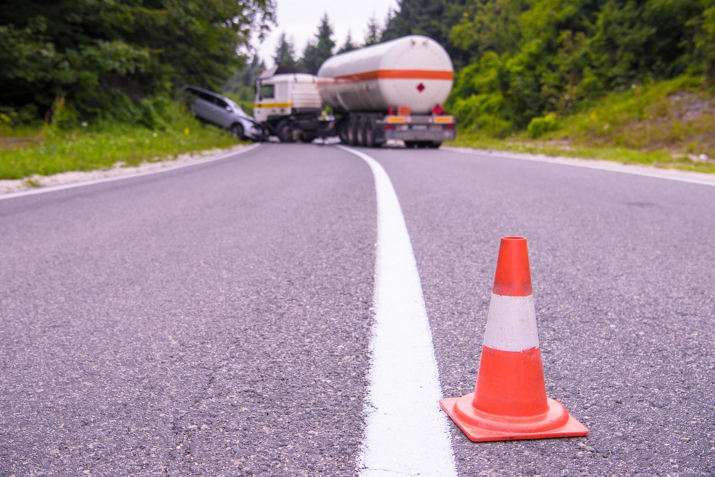 acidente de caminhão e acidente de carro foto