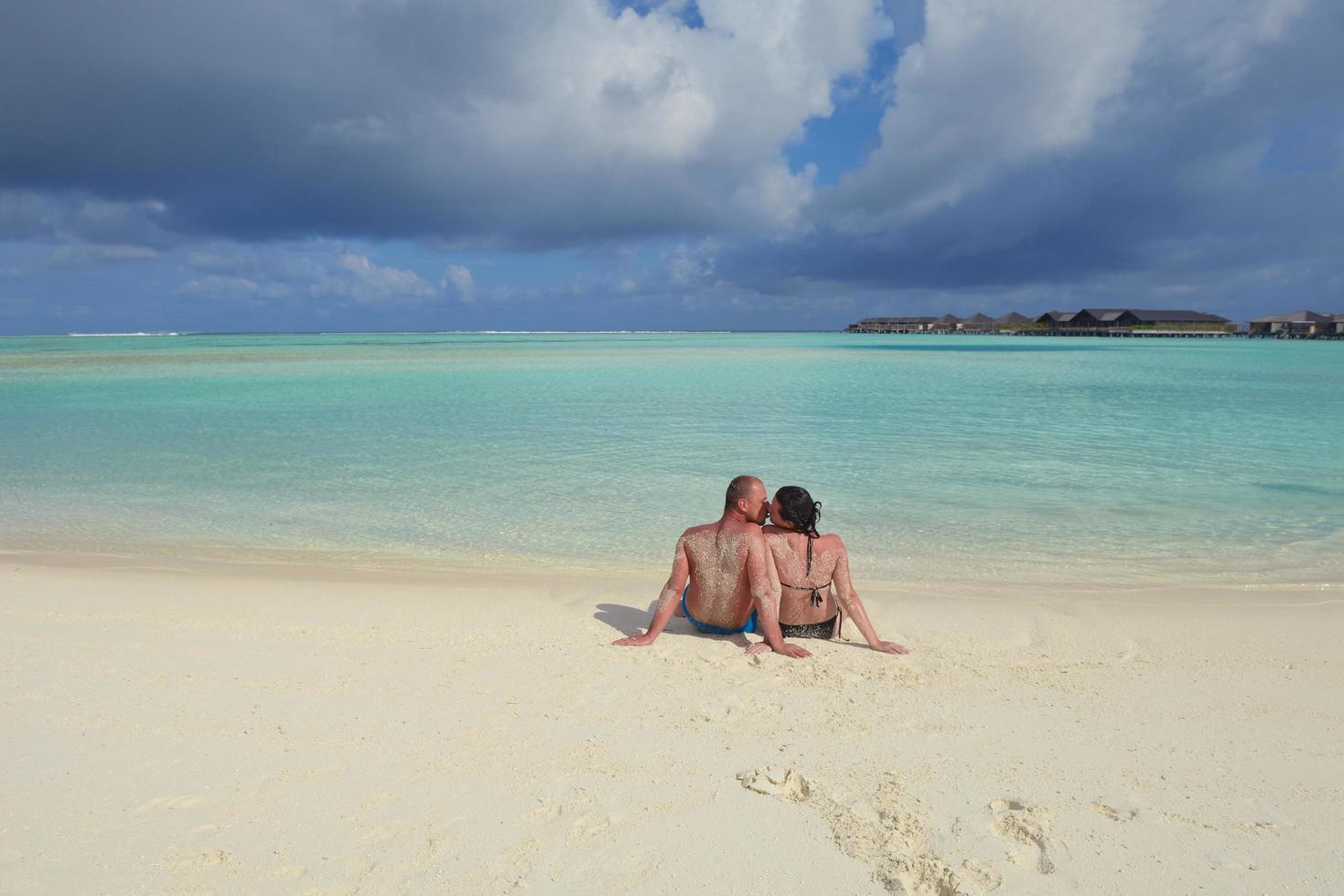 casal jovem feliz nas férias de verão se divertir e relaxar na praia foto