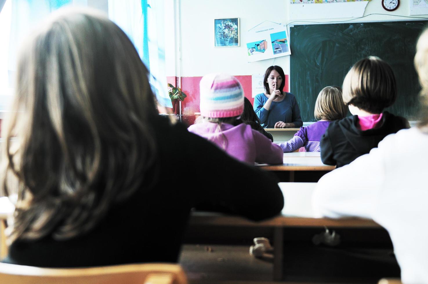 crianças felizes com professor na sala de aula da escola foto