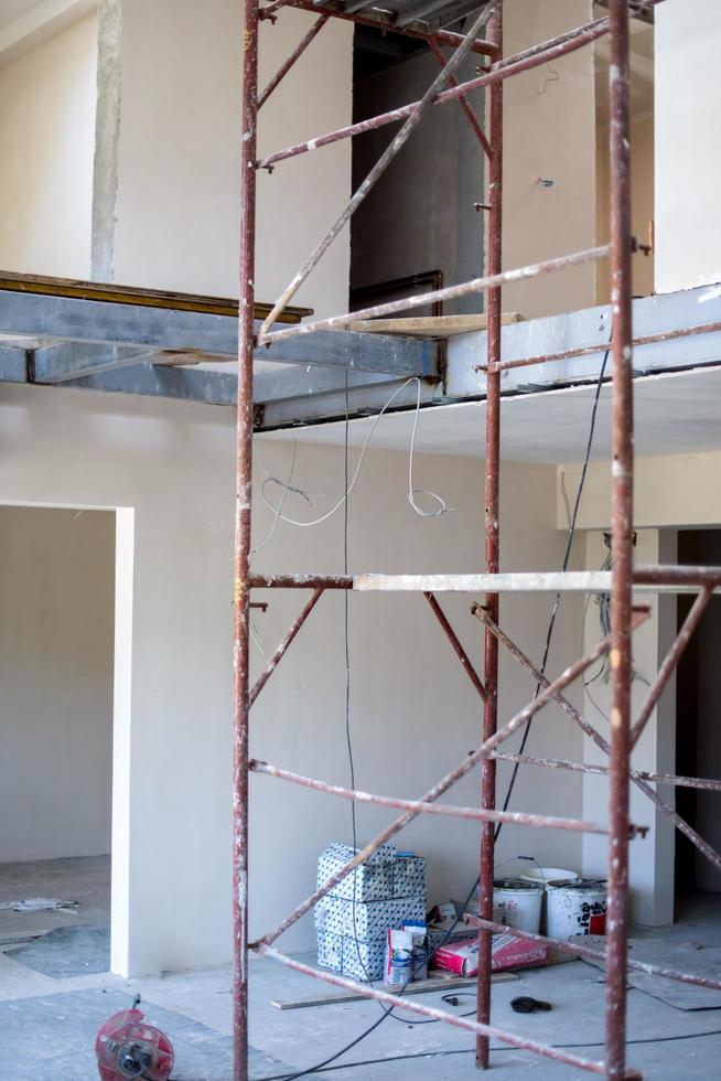 interior do canteiro de obras com andaimes foto