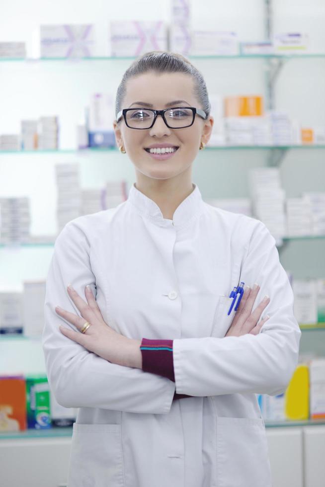 mulher de farmacêutico químico em pé na farmácia farmácia foto