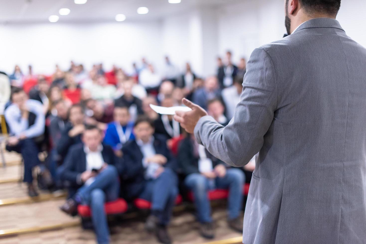 empresário dando apresentações na sala de conferências foto