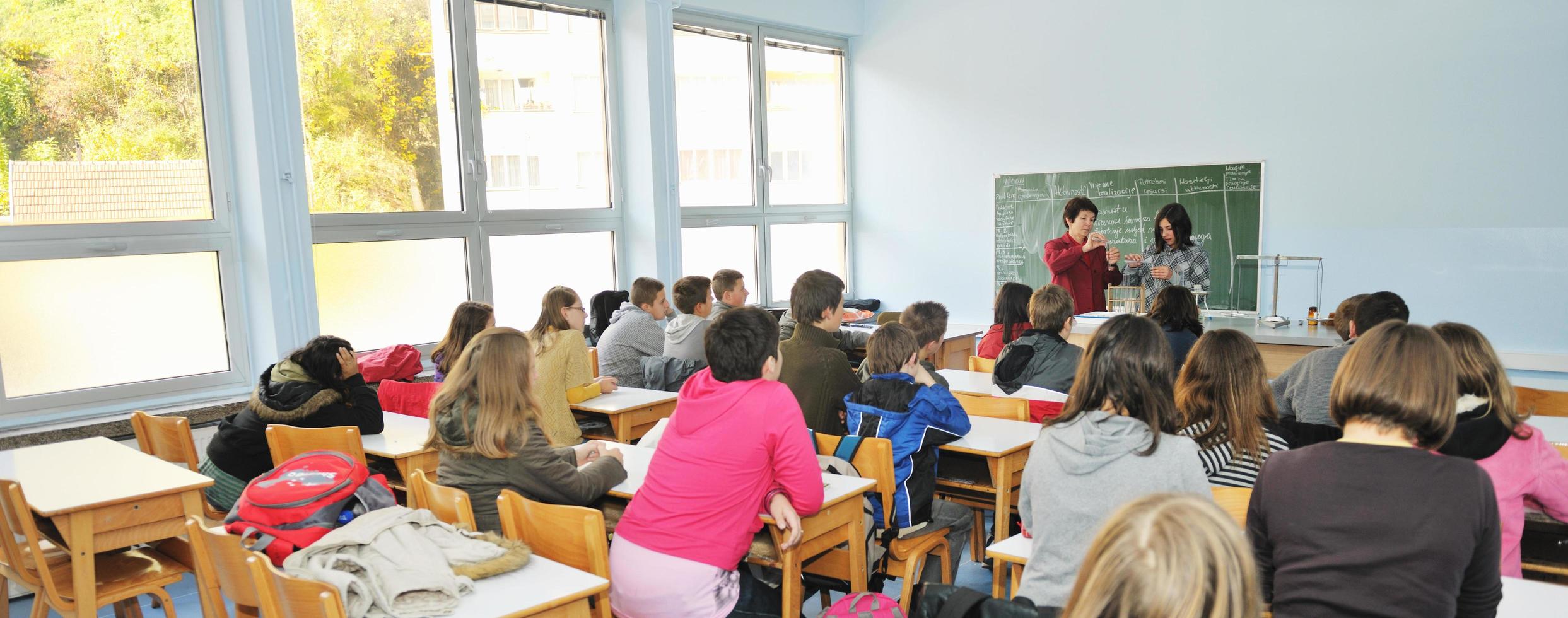 aulas de ciências e química na escola foto