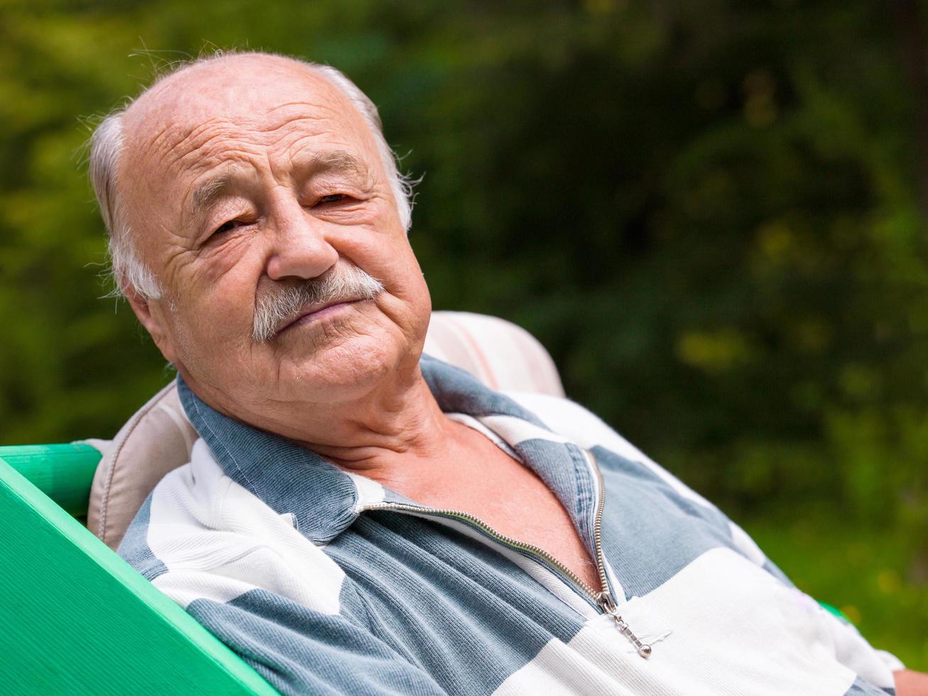 retrato de homem sênior com bigode foto