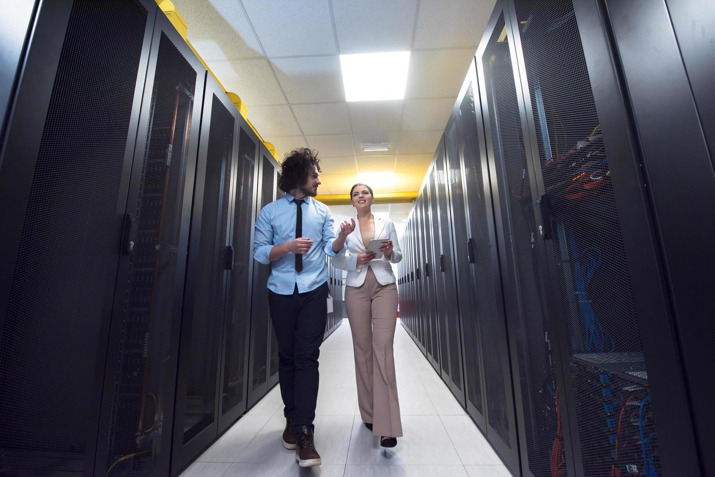 engenheiro mostrando a sala de trabalho do servidor do data center para o chefe feminino foto