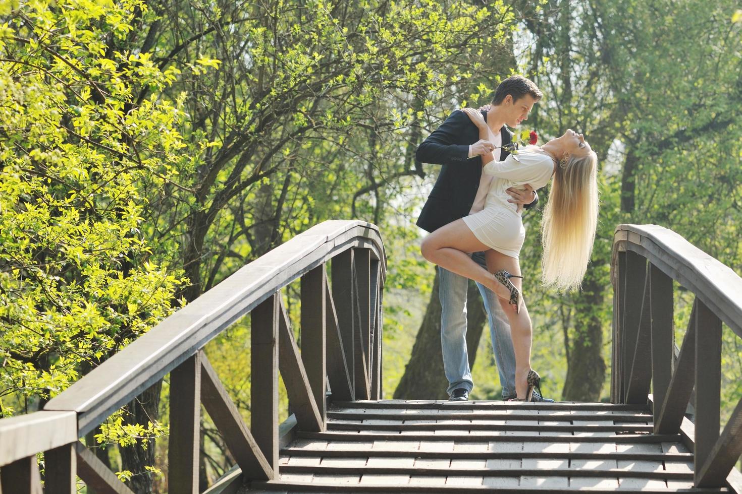 casal romântico apaixonado ao ar livre foto