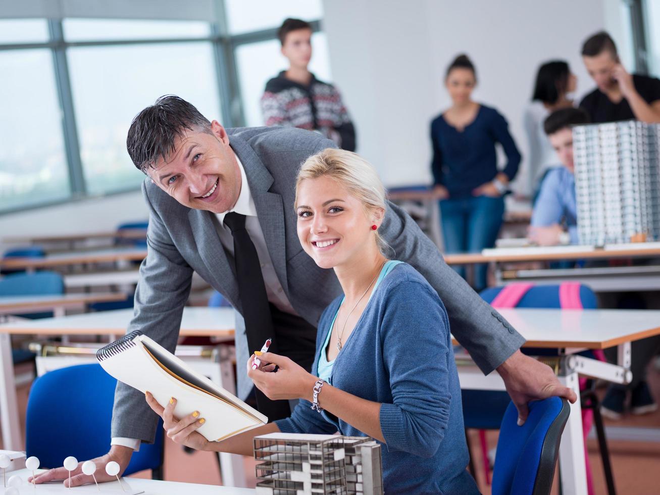 alunos com professor em sala de aula de laboratório de informática foto