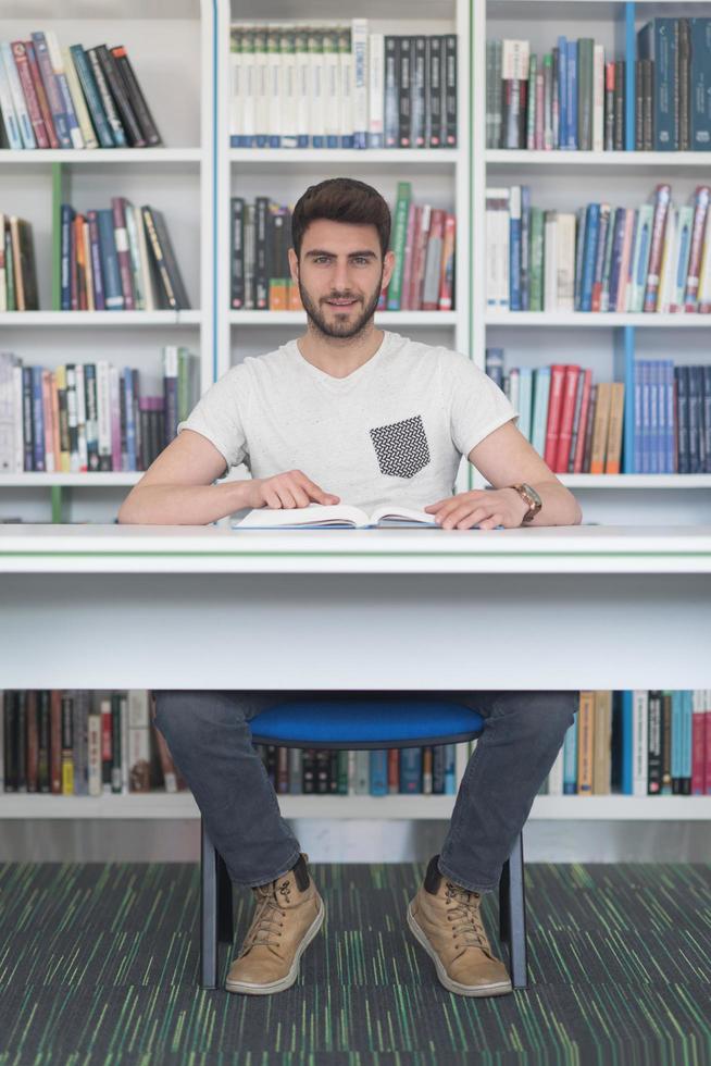 estudante estuda na biblioteca da escola foto